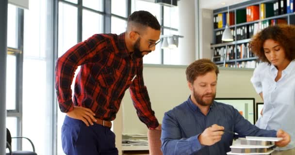 Architekten Diskutieren Schreibtisch Büro Über Baumodell — Stockvideo