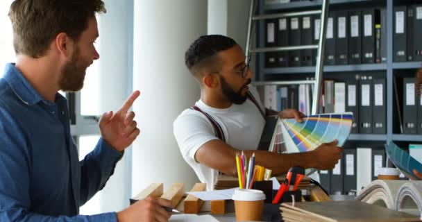 Compañeros Negocios Discutiendo Sobre Muestras Color Escritorio Oficina — Vídeo de stock