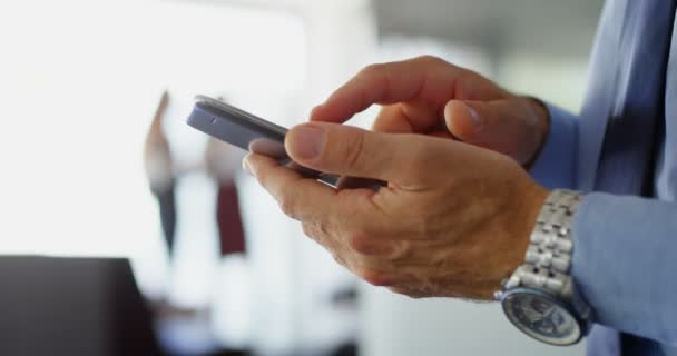 Seção Média Homem Negócios Usando Telefone Celular Escritório — Vídeo de Stock