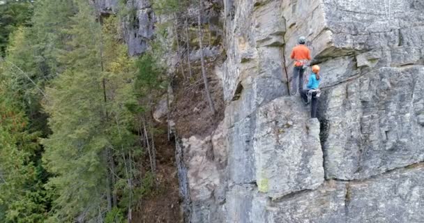 Drone Shot Couple Climbing Rocky Mountain — Stock Video