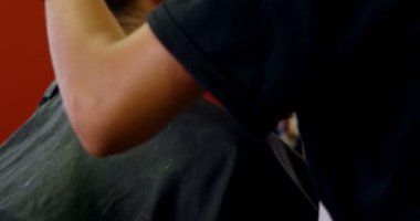 Adam saçını kuaförde saç salonu 4 k kekemelik elde