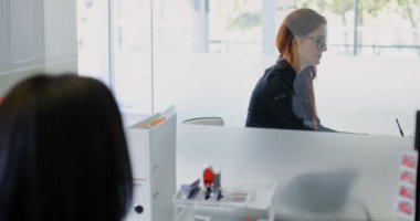 Kadın Yöneticiler office 4 k birbirleri ile etkileşim