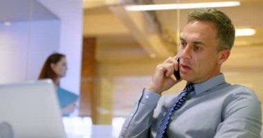 Office 4 k cep telefonu konuşurken işadamı