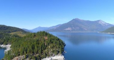 Güneşli bir günde 4 k güzel göl ve orman robot