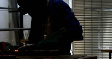 Kadın kaynakçı atölye 4 k bir çubuk üzerinde darbe meşale kullanarak