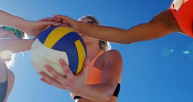 Voleybol oyuncular el oluşturan 4 k yığını