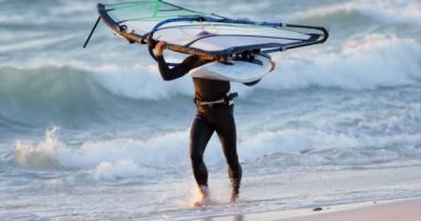Erkek sörfçü Windsurfer Beach gece karanlığında 4 k taşıyan