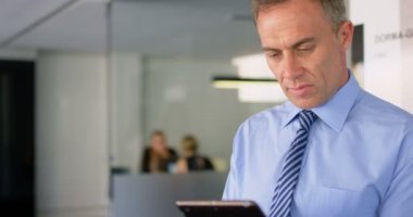 Erkek executive office 4 k dijital tablet kullanma
