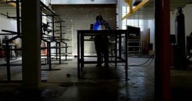 Kadın kaynakçı atölye 4 k bir çubuk üzerinde darbe meşale kullanarak