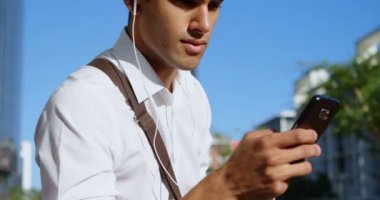 4 k dışında cep telefonunda konuşan adam