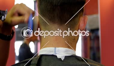 Adam saçını kuaförde saç salonu 4 k kekemelik elde