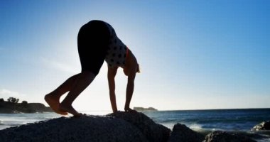 Plaj 4 k sabah egzersiz kadın doğ