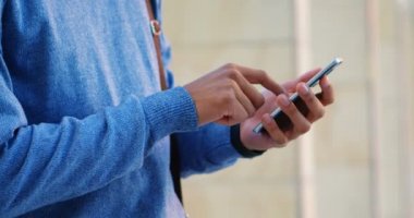 Cep telefonu 4 k kullanan adam orta bölümünde