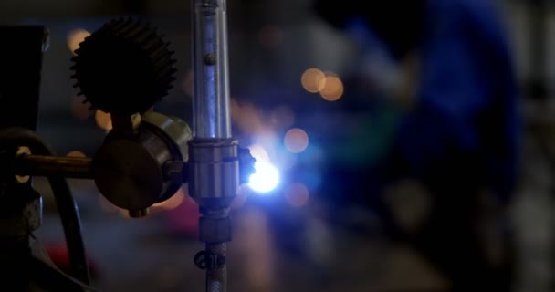车间杆用吹炬女焊工 — 图库视频影像