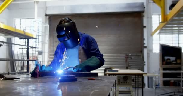 Female Welder Using Blow Torch Rod Workshop — Stock Video