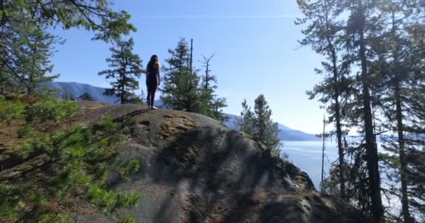 Drone Shot Mujer Realizando Yoga Montaña Rocosa — Vídeo de stock