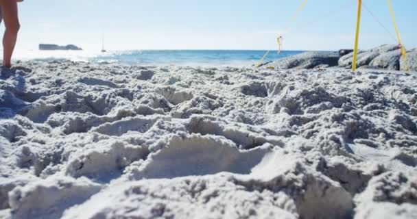 Giocatrice Pallavolo Femminile Che Gioca Calcio Spiaggia — Video Stock