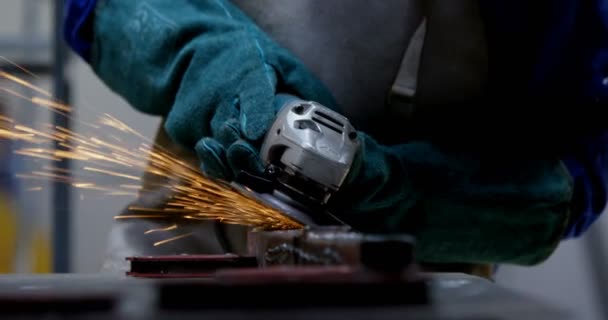 车间用磨床的年轻女焊工 — 图库视频影像