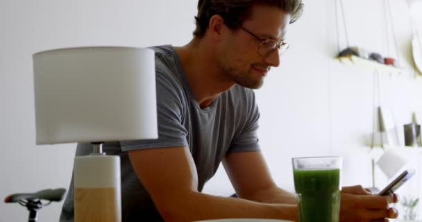 Man Met Mobiele Telefoon Woonkamer Bij Huis — Stockvideo