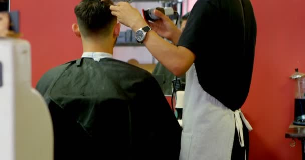 Чоловік Розрізає Волосся Перукарем Перукарні — стокове відео