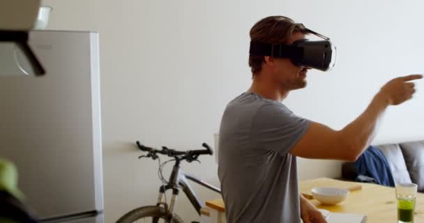 Man Met Behulp Van Virtual Reality Headset Woonkamer Bij Huis — Stockvideo