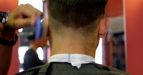 彼に髪を切って の美容院で美容師を得る男 — ストック動画