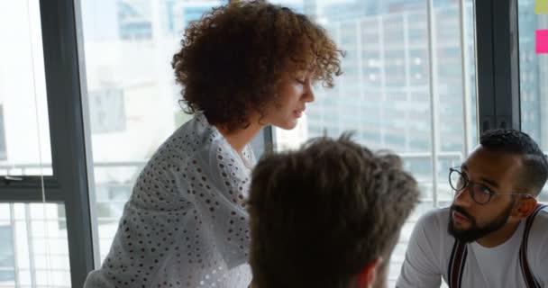 Colegas Negócios Interagindo Uns Com Outros Reunião Escritório — Vídeo de Stock