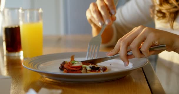 Belle Femme Prenant Petit Déjeuner Maison — Video