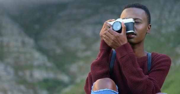 Vrouw Klikken Foto Met Camera Platteland — Stockvideo