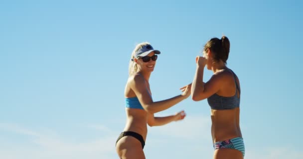 Женщины Волейболистки Празднуют Победу Пляже — стоковое видео