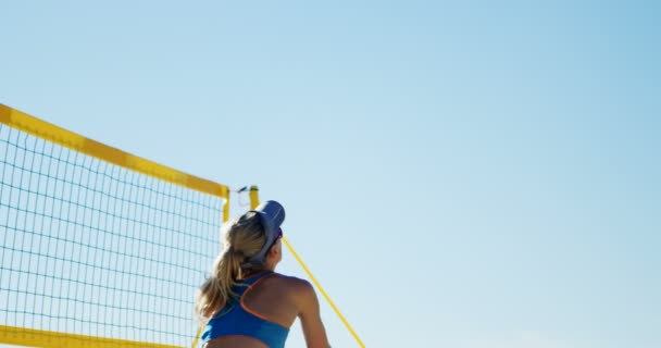 Jogadoras Voleibol Jogam Voleibol Praia — Vídeo de Stock