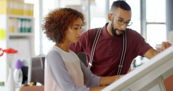 Arquitectos Discutiendo Sobre Mesa Dibujo Oficina — Vídeos de Stock