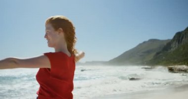 Kaygısız kadının Sahilde güneşli bir günde 4 k