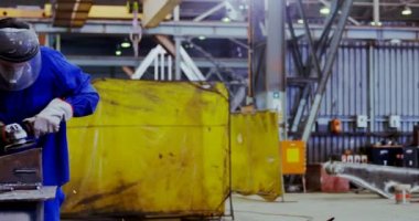 Erkek mühendis değirmeni makinasıyla atölye 4 k