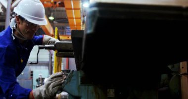 Atölye 4 k bir makinede çalışan erkek mühendisi