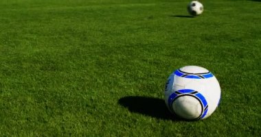 Güneşli bir günde 4 k futbol alanında pratik oyuncu