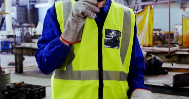 Retrato Del Ingeniero Masculino Sosteniendo Antorcha Soldadura Taller — Vídeo de stock