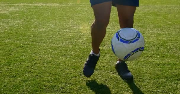 Γκρο Πλαν Ποδοσφαιριστή Πετώντας Την Μπάλα Ανάμεσα Στα Πόδια Του — Αρχείο Βίντεο