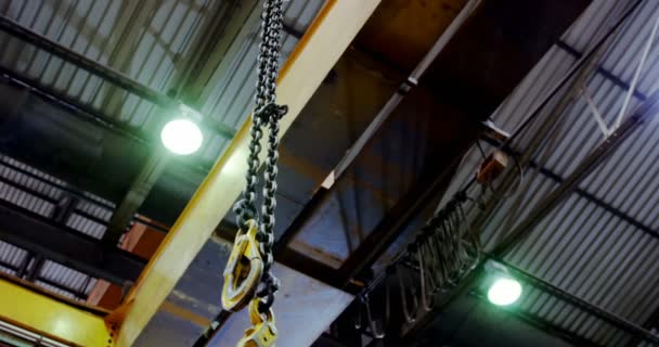 Machine Levage Moderne Suspendue Dans Atelier — Video