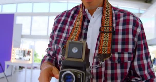 Αρσενικό Φωτογράφος Στέκεται Φωτογραφική Μηχανή Στη Φωτογραφία Στούντιο — Αρχείο Βίντεο