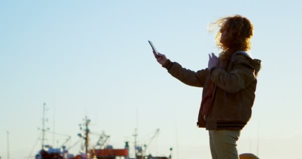 Mujer Joven Tomando Selfie Con Teléfono Móvil Muelle — Vídeos de Stock