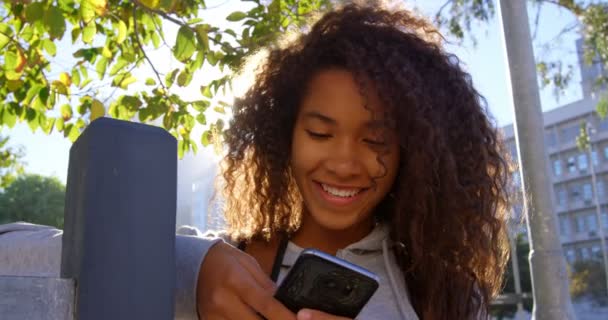 Modèle Féminin Utilisant Mobile Dans Rue Ville Par Une Journée — Video