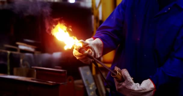 Ingénieur Masculin Utilisant Torche Soudage Dans Atelier — Video