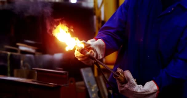 Engenheiro Masculino Usando Tocha Soldagem Oficina — Vídeo de Stock