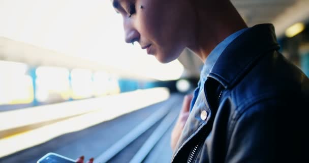 Mulher Cabelo Rosa Usando Telefone Celular Estação Ferroviária — Vídeo de Stock