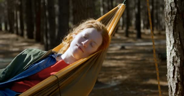 在森林里睡在吊床上的年轻女子4K — 图库视频影像