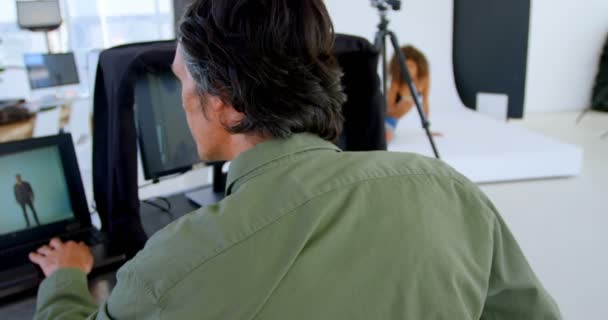 Modelo Jovem Posando Para Sessão Fotos Estúdio Fotografia — Vídeo de Stock