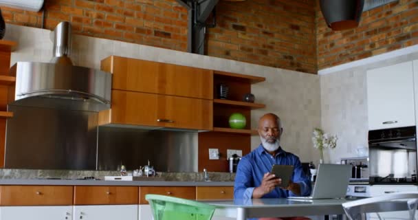 Hombre Mayor Usando Tableta Digital Cocina Casa — Vídeos de Stock