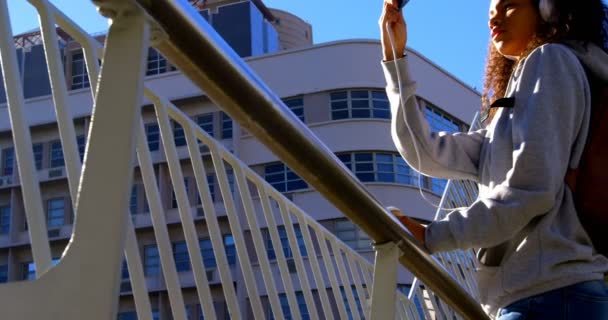 Vrouwelijke Model Fotograferen Met Mobiele Telefoon Stad Een Zonnige Dag — Stockvideo