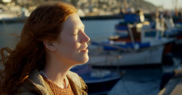 Kobieta Rzuca Jej Oczy Dock Słoneczny Dzień — Wideo stockowe